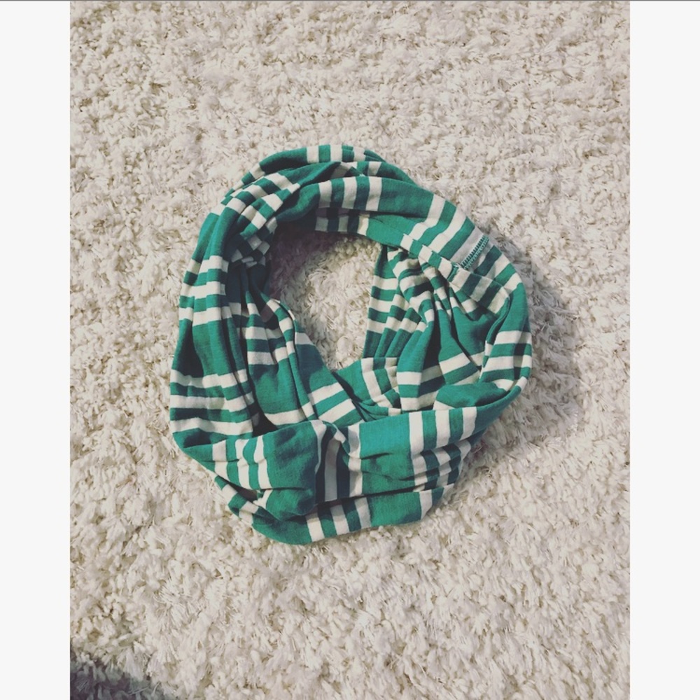 Infinity scarf (Green and white stripped)!